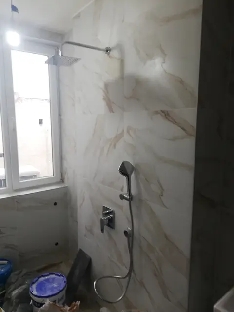 Душ зона със скрит смесител в завършена баня