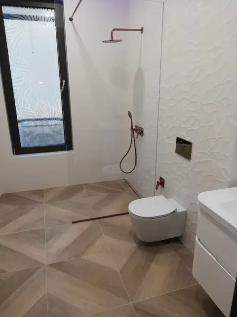 Завършена баня с конзолна тоалетна
