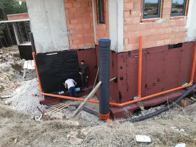 Дренаж и отводняване около основите на сграда