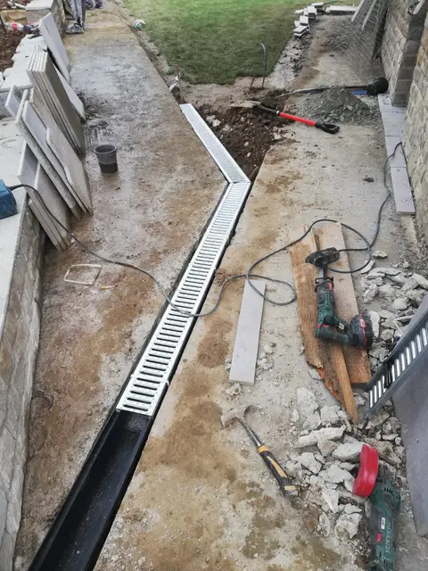 Линейно отводняване покрай сграда